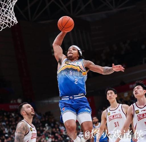 威尔斯反击一条龙接球滑翔劈扣，辽宁领先广厦18分